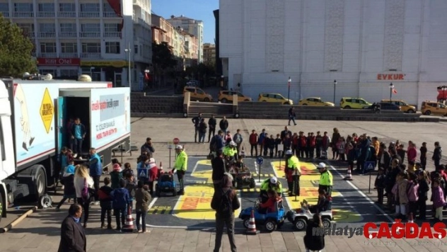 Mobil Trafik Eğitim Tırı sayesinde 5 bin 584 çocuk trafik eğitimi aldı