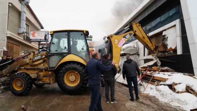 Mobilya fabrikasında yangın: 1 ölü, 1'i ağır 7 yaralı
