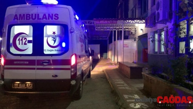 Motosiklet ile kamyonet çarpıştı 1 yaralı