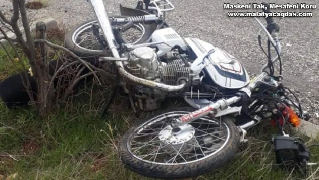 Motosiklet ile otomobil çarpıştı: 1 ağır 2 kişi yaralandı