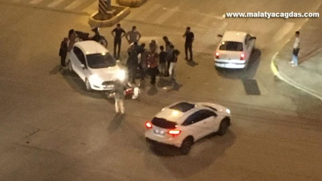 Motosiklet ile otomobil çarpıştı: 2 yaralandı