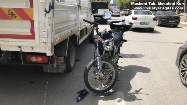 Motosiklet, kamyonete çarptı: 2 yaralı