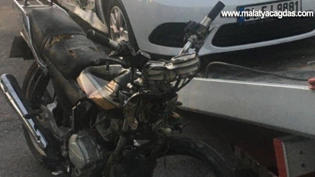 Motosiklet otomobile çarptı. 1 ölü, 1 yaralı