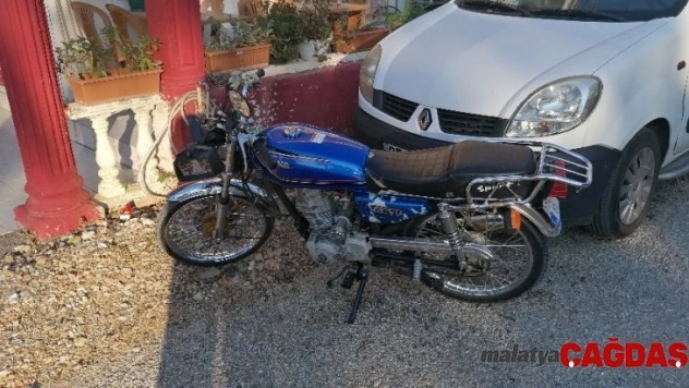 Motosiklet otomobile çarptı 1 yaralı