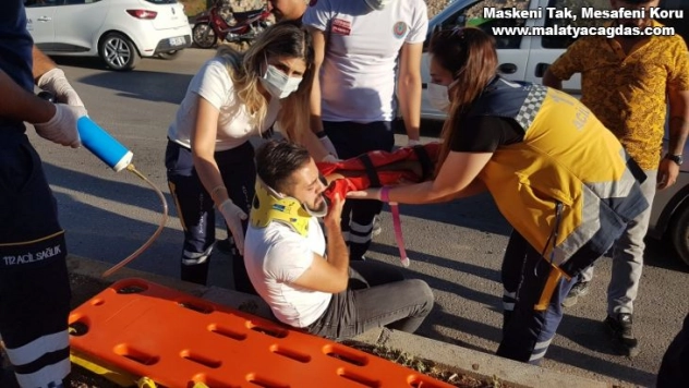 Motosiklet refüje çarptı: 2 yaralı