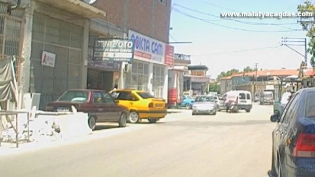 Aracın altında kalmaktan saniyelerle kurtuldu