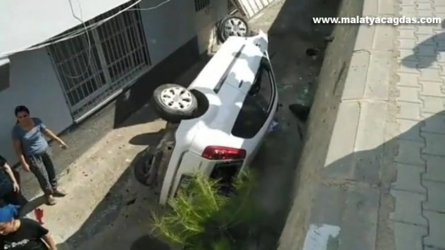 Otomobil evin bahçesine uçtu: 3 yaralı