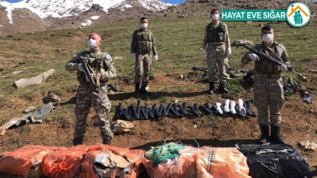 16 adet yarı otomatik pompalı tüfek ve 2 bin 810 paket kaçak sigara ele geçirildi