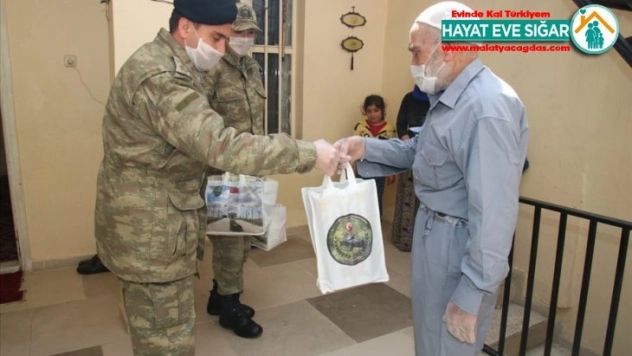 65 yaş üzeri vatandaşlara yaşam malzemesi dağıttı