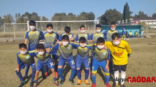 Mucuk sineğinden dolayı sahaya maske ile çıktılar