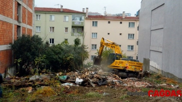 Mudanya'da tehlike oluşturan evler yıkılıyor