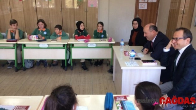 Müdür Başyiğit, Bakan Selçuk'a seslendi: 'Bizimle kitap okur musunuz?'