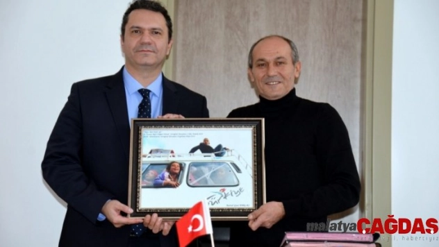 Müdür Bilge, fotoğraf yarışmasında ödül alan personeli tebrik etti