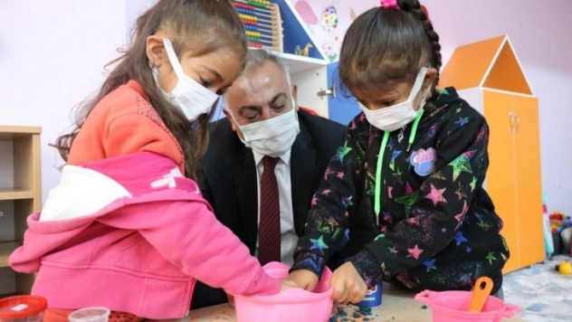 Müdür Gönen, minik öğrencilerin resim sergisine katıldı