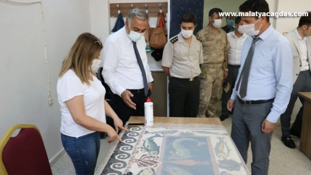 Müdür Gönen, mozaik kursunu inceledi