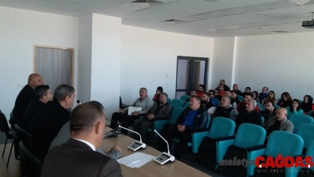 Müdür Tunç, antrenörlerle toplantı yaptı