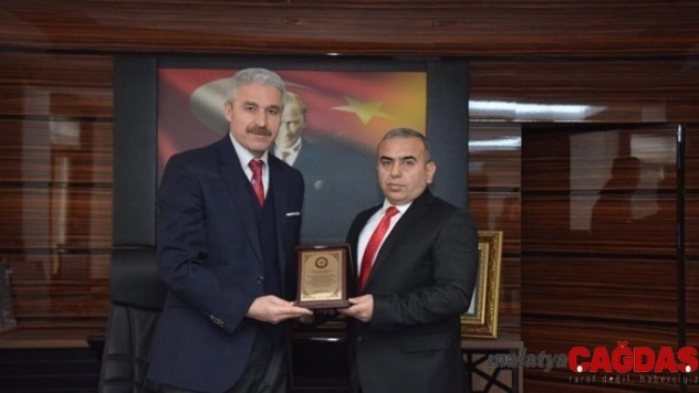Müfettiş olarak atanan Müdür Düzgün'e teşekkür plaketi