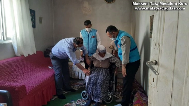 Müftülükten engellilere sandalye desteği