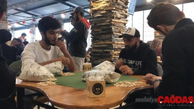 Muhabbet için değil, altın kazanmak için çekirdek çitlediler