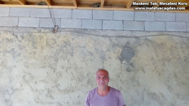 Mühendis gibi yuva yapan kuşlar evin çatısını mesken tuttu