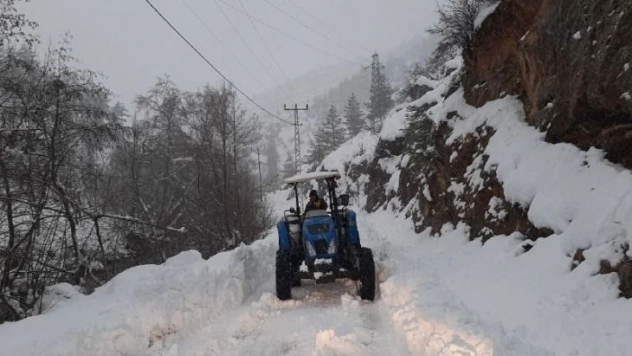 Muhtar kapanan köy yolunu traktörüyle ulaşıma açtı