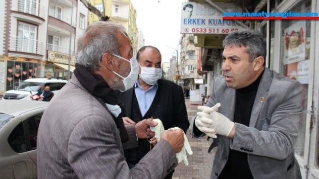 Muhtar, korona virüsüne karşı maske ve eldiven dağıttı