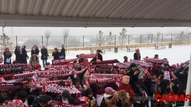 Muhtar öğrencilere karna hediyesi olarak Sivasspor atkısı hediye etti