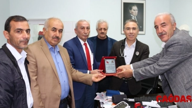 Muhtardan profesöre plaket