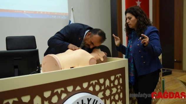 Muhtarlara ilk yardımı eğitimi verildi