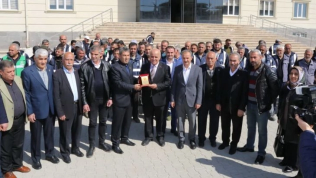 Muhtarlardan belediye personellerine plaket