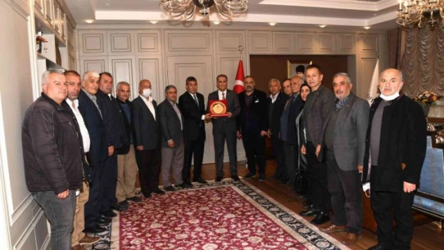 Muhtarlardan Vali Çuhadara plaket