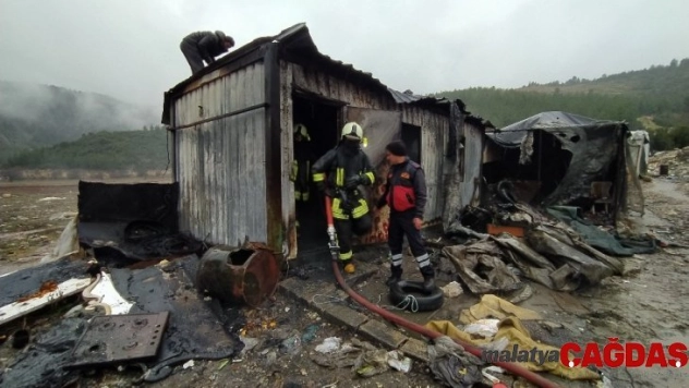Mültecilerin yaşadığı konteyner küle döndü