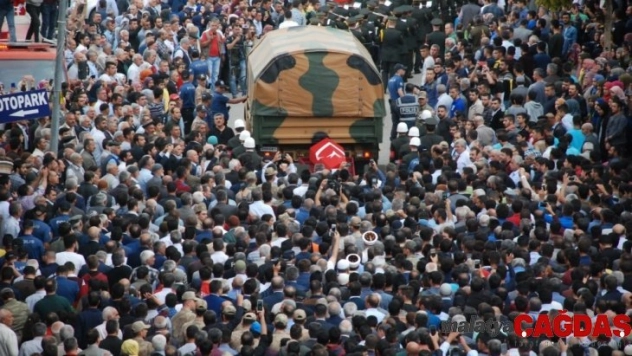 Münbiç şehidi Kürtçe ağıtlarla uğurlandı