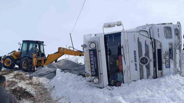 Muradiye'de gizli buzlanmadan dolayı tır devrildi
