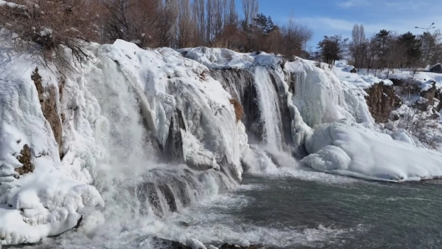 Muradiye Şelalesi beyaz gelinliğini giydi