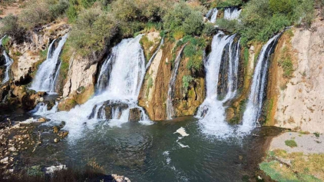 Muradiye Şelalesi görenleri hayran bırakıyor