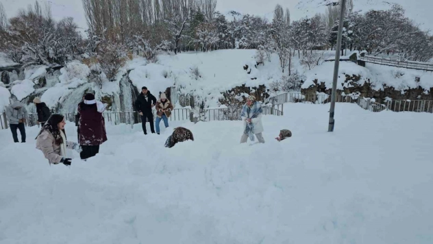 Muradiye Şelalesi'ne ziyaretçi akını