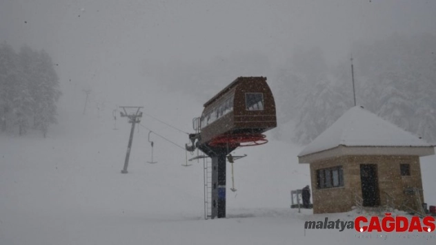 Murat Dağı Termal Kayak Merkezi'nde kar kalınlığı 50 santimetreyi geçti