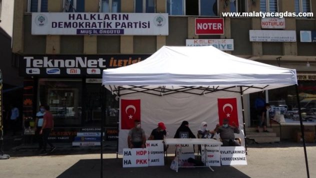 Muş'taki ilk evlat buluşması, HDP önünde eylem yapan annelere umut oldu