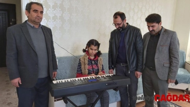 Müzik tutkunu görme engelliye Almanya'dan müzik aleti