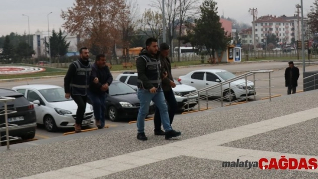 Nakliyecilik yapmak için çaldıkları kamyonla yakalandılar