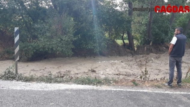 Nallıhan'da tarlaları ve yolları sel bastı