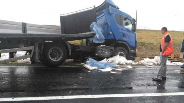 Nallıhan'daki tır kazasında faciadan dönüldü