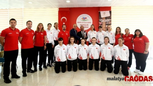 Namağlup altın kızlar, Bakan Kasapoğlu ile buluştu