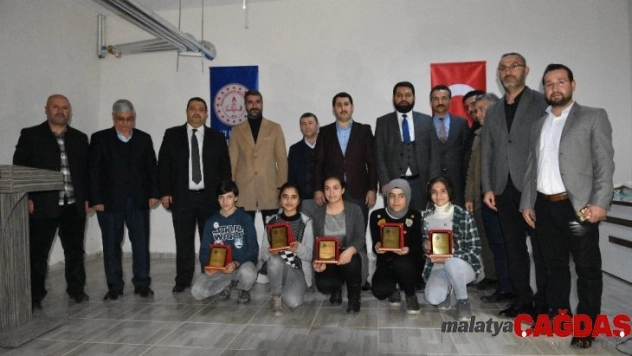 Namaz konulu yarışmada dereceye giren öğrenciler ödüllendirildi