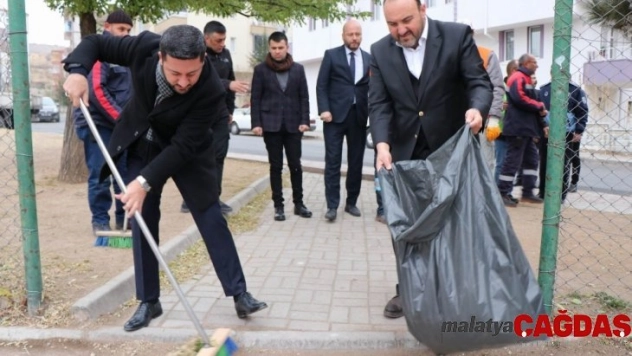 Nevşehir Belediye Başkanı Arı, mahalle temizliğine süpürge ile katıldı