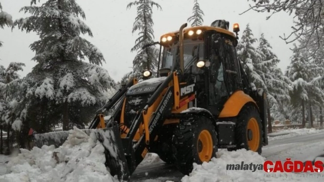 Nevşehir Belediyesi ekipleri karla mücadele ediyor