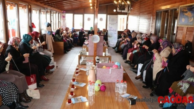 Nevşehir'de kadınlar ihtiyaç sahibi çocuklar için atkı ve bere ördü
