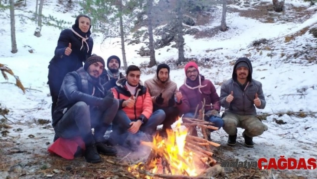 NEVÜ İzci Kulübünden kardan izler kampı