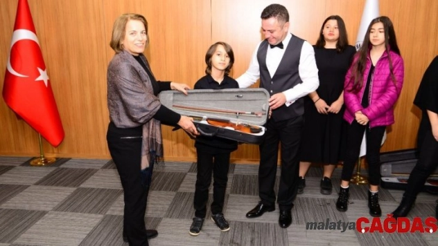 Nif Çocuk Orkestrası enstrümanları törenle teslim edildi